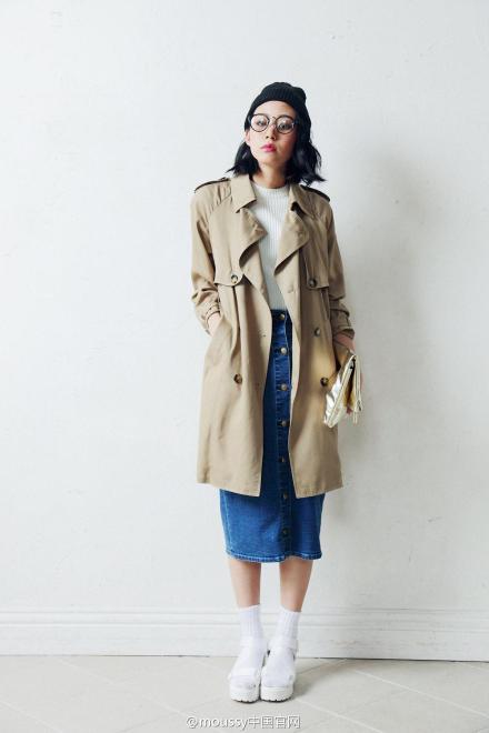 #moussy新款推荐# 下着雨的春天该怎么穿？？风衣LOOSE TRENCH LONG COAT+针织衫HALF SLEEVE POK+牛仔裙FRONT BUTTON DENIM SKIRT+墨镜ROUND PLAIN GLASSES+凉鞋velcro sandals+包包SIMPLE CLUTCH+帽子MIX BEANIE