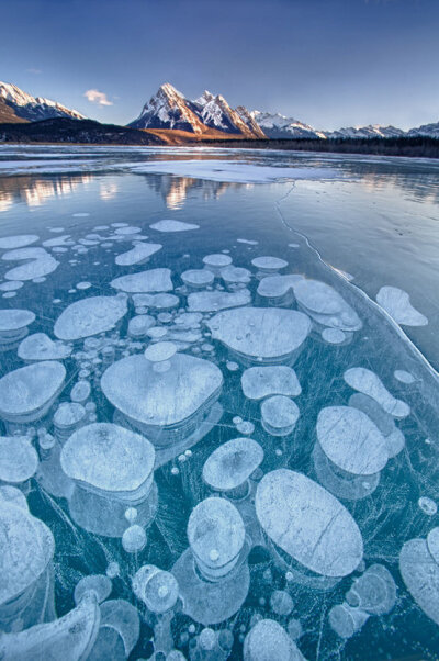 在亚伯拉罕湖冰的气泡Canada