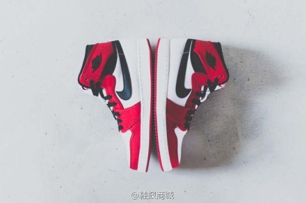 #新品上架# 日前 Jordan Brand 再推帆布材质，释出了这款 Air Jordan 1 Retro KO High “Chicago” 配色。再为经典的不过的公牛主场配色辅以帆布面料的使用使得这款鞋复古气息浓重，也绝对是一款相当百搭的版本。@SIZE鞋报网 入手请猛击：http://t.cn/8s9rrcR