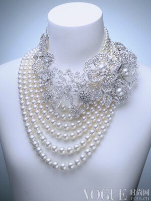 MIKIMOTO 高级珠宝系列 (White Bouquet)18K白金日本Akoya珍珠、白南洋珠项链配钻石，HK$ 13,300,000。婉约富有裙边感的钻石与南洋珍珠、日本珍珠结合，设计制作出这件仿佛拥有生命力的花朵的珠宝。不规则的钻石与白色珍珠的结合孕育出神奇的超越大自然的生动韵律，彰显设计的无畏大胆、大师之风范。