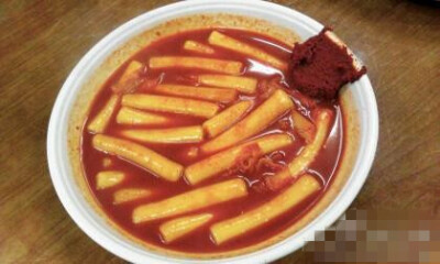 #韩国美食##원조할매떡볶이# 서남시장里可以吃到很多传统的韩国小吃。今天给大家推荐元祖奶奶家的炒年糕。汤料特别香。年糕也软糯入味。喜欢吃乌东(오뎅)的可以点上几串蘸着年糕的汤料吃。店很好找。进去逛逛就看到…