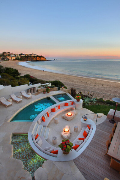 Seaside Pool, Laguna Beach, California photo via mio海边游泳池,拉古纳海滩,加利福尼亚州