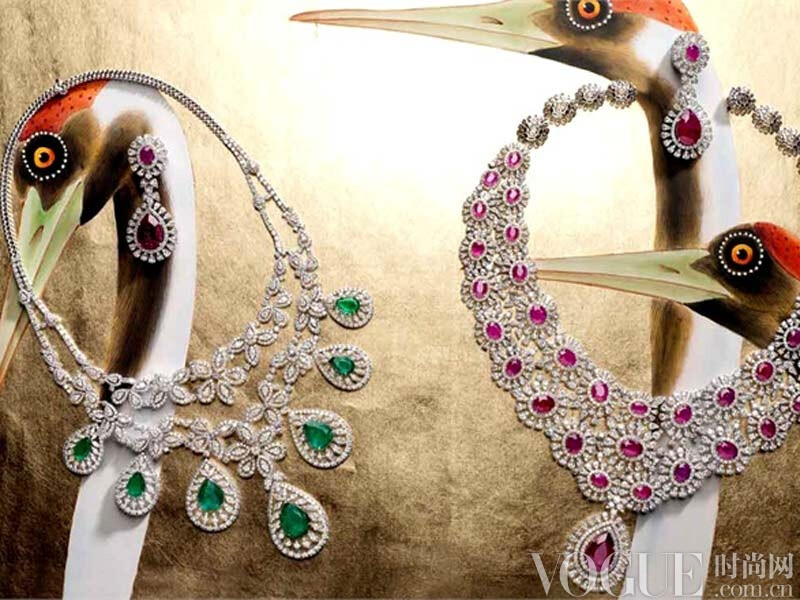 大自然是珠宝设计师取之不竭的灵感源泉，热烈绽放的花朵，千姿百态的树叶、可爱的昆虫、飞鸟，都被各种宝石华丽复制，成为栩栩如生的珠宝作品。意大利版VOGUE选取了一些描绘大自然的画作与栩栩如生的大自然元素珠宝搭配，拍摄了一组趣味盎然的视觉大片