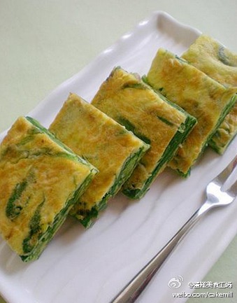 【锅塌菠菜】材料：菠菜100克、鸡蛋3枚、面粉20克、盐和胡椒粉适量。1、将鸡蛋磕入碗中搅打成蛋液，加少许盐和胡椒粉调匀；菠菜均匀地蘸上一层面粉，淋入23的蛋液混合均匀；2、平底锅放入少许油加热，倒入菠菜蛋液平…