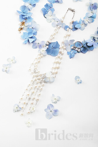 蔚蓝的绣球花与珍珠配饰缔造出精美的外观线条，拥有无可替代的迷人光彩和对浪漫爱情的美好向往。 蓝绣球：美满的爱情