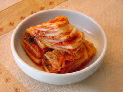 第四集 时间的味道 【辣白菜】辣白菜的腌制方法，工艺非常接近韩国辣白菜，腌制出来的成品也是相当的正宗，辣白菜的特点是酸辣爽口，口感层次丰富。辣白菜属于韩国菜谱，主要原料是辣白菜；工艺是腌。