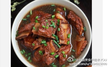 【电饭煲卤仔排】1.子排洗净，冷水下锅，入适量料酒，加水加到子排的2倍；2.入葱姜、适量盐，盖盖，按下煮饭键，煮开后，撇去浮沫；3.入酱油，拌匀，盖盖，继续按下煮饭键；4.一个小时后，抬起煮饭键适当的加点味精提鲜。