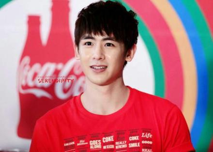 【140418】Khun morning！牵着时光,带上梦想,你就坚定地向前走,我们一直在你一个回头的距离…ps昨天悄悄回韩国的宝贝快快粗现啦#nichkhun宁静致远 微笑面对#cr as tagged