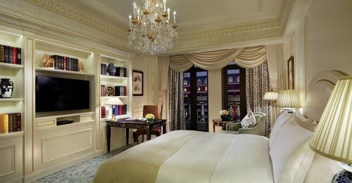 没有中式元素的空间是不会有贵气的，家具定制设计的有点拼凑的感觉，设计师的阅历只能用肤浅来形容！不过图片是一个“整体书柜”嵌入式定制的http://jiajudingzhi.diandian.com/post/2014-04-15/%E4%B8%BD%E6%80%9D%E5%8D%A1%E5%B0%94%E9%A1%BF%E9%85%92%E5%BA%97