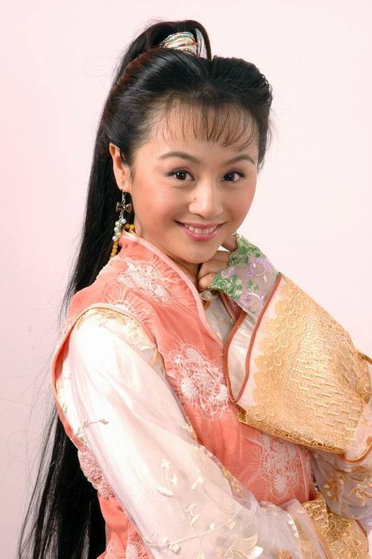 那些古装戏里的美人曹颖想起来了演的叫红绸九岁县太爷曦
