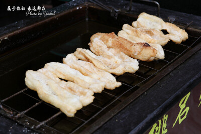  土家香酥条，为土家族特色经典美食，承百年传统工艺精制，以其独特的酥香，而成为土家美食佳品。主要成分是由大米、糯米、大豆、白糖、芝麻等精心配制而成，外酥内软，香甜可口，无任何食品添加剂，纯绿色食品。 在…