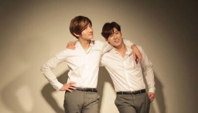 #东方神起#「牧场しぼり」の第3弾新广告，边拍边吃开心的不得了。