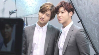 #东方神起#「牧场しぼり」の第3弾新广告，边拍边吃开心的不得了。