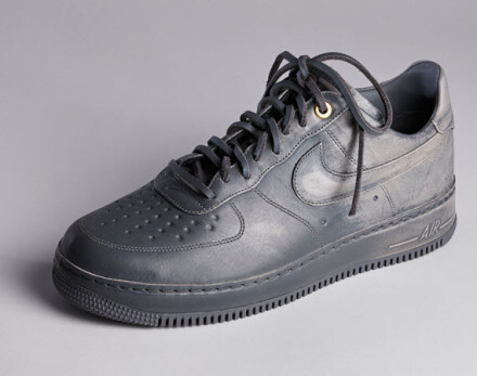 Nike Air Force 1——“Pigalle”联名系列，耐克与著名街牌Pigalle合作打造了AF1系列产品，采用优质皮革制成，高帮版本采用传统尼龙鞋带，低帮版本采用皮质鞋带，将于2014年4月26日在@21Mercer 发售。