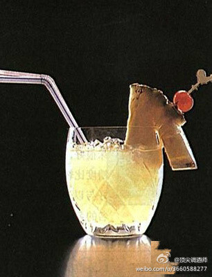 【中文名称】：美态 【英文名称】：Mai - Tai 【材料】：浅色朗姆酒45毫升，橘橙酒1茶勺，柠檬汁1茶勺，菠萝片1小片，红樱桃1个 【制法】：①将浅色朗姆酒、橘橙酒、菠萝汁、柠檬汁倒入雪克杯中摇和；②将摇和好的酒倒入注满碎冰的大型岩石杯中；③用菠萝片和樱桃装饰酒杯，最后添加两根吸管。