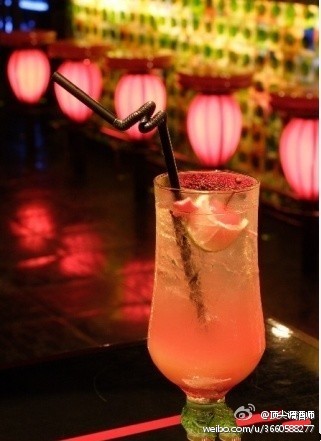 【新加坡司令 SINGAPORE SLING】材料:辛辣琴酒：45ml 柠檬汁：20ml 砂糖或糖浆：2匙 樱桃白兰地：15ml 苏打水：适量 红樱桃.柳橙：各一 用具:调酒壶、搅拌长匙、平底杯 做法：1.将冰块和材料倒入调酒壶内，搅匀后倒入杯中。2.加些冰块.苏打水.再倒入白兰地.以水果装饰。