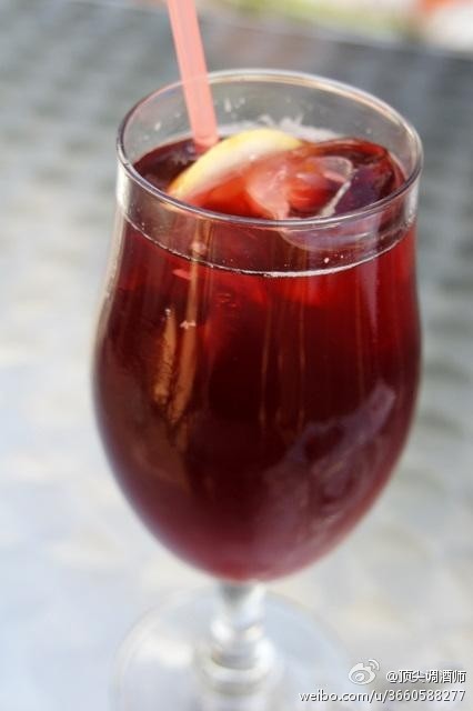 【经典的以红酒制作的Sangria】原料：一份红葡萄酒，2份苏打饮料，少许高度酒，适量味道浓郁的水果（柠檬、橙子、桃子、草莓等），大量冰块 做法：1，将水果洗干净切小丁或者片。2，将水果浸泡在红葡萄酒中，兑入苏打饮料和高度酒，放入冰箱浸泡至少4小时或者过夜。3，喝时加入冰块搅拌后盛杯。