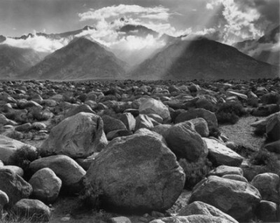 安塞尔.亚当斯Ansel Adams (1902 – 1984)，公认的风景摄影大师，他所拍摄的美国风光带有强烈的戏剧张力，即使放到今天的数码时代，其作品依然值得人们参考。照片犹如层次分明的风景画……