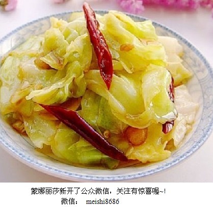 【手撕包菜】食材：卷心菜，花生油，盐，醋，生抽，水淀粉，白糖，蒜，朝天椒。制作：1、包菜用手撕成碎片、洗净、沥干水。2、将所有配料调成一碗酱汁。3、锅烧热，倒入油，加热至十成热，把包菜放进去快速翻炒，不断翻炒炒至回软，马上倒入糖醋汁，再炒一分钟即可出锅。