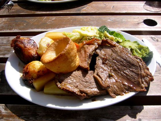 Yorkshire pudding - 约克郡布丁，虽然名字叫约克郡布丁，而且感觉上像是是用面粉、牛奶、鸡蛋做出来的煎饼，但它其实不是一道甜点。这道菜通常都和烤牛肉、调味肉汁一起，作为一道传统的周日午餐。约克郡布丁（Yorkshire pudding）是英国的一种食品。多为烤牛肉的配菜，以它独特的牛肉香味闻名世界。“烤牛肉加约克郡布丁”甚至被称为英国的国菜。