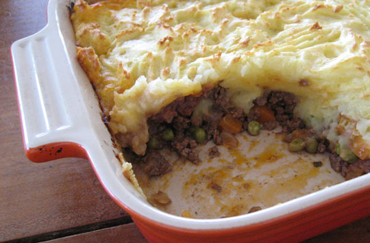 Shepherd's pie - 农家馅饼，肉馅土豆馅饼是一道传统英国菜肴，也叫农家馅饼。主要材料是肉丁和土豆泥。通常会使用周日烤肉剩下的羊牛肉。当肉是羊肉时，通常叫做“sheperd's pie”(注：sheperd是牧羊人的意思）