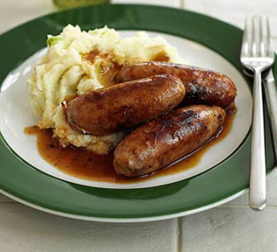 Bangers and mash - 肉泥土豆泥，肉泥和土豆泥是通俗的说法，其实就是香肠和土豆泥一起吃。这道菜通常都和浓郁的洋葱肉汁一起食用。