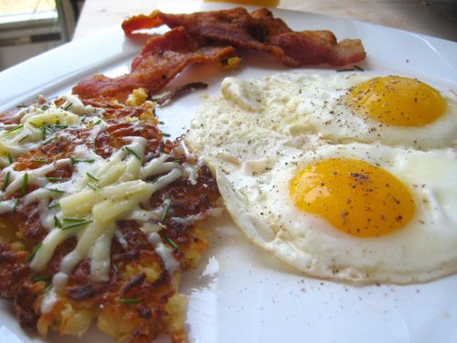 Bacon and eggs - 培根煎鸡蛋（咸肉煎蛋），咸肉煎蛋是很多国家常见的早餐。在英国和爱尔兰，是人们过去早餐中必不可少的，但是直到二十世纪二三十年代它才开始在美国流行。咸肉煎蛋常常是早餐的代名词，这种早餐除了咸肉煎蛋外常常包括其他食物，如蘑菇、马铃薯、土司面包、豆类和香肠等。