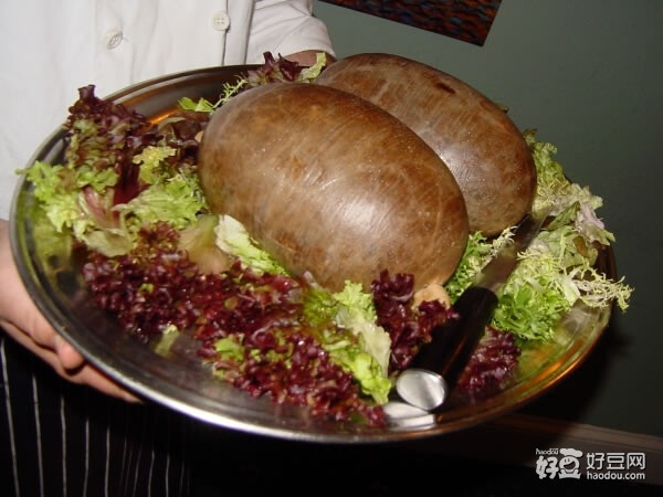  “哈吉斯”（haggis）可以说是苏格兰的国菜，也译作“羊杂碎小肚”或“肉馅羊肚”。其基本做法是把羊杂碎（心肝肺）、燕麦、羊板油、高汤、洋葱和香料混合做成馅，缝进羊肚（胃）里，用烧烤焖煮等各种方法做成，看上去圆滚滚、黑乎乎的，苏格兰人把它形容为一只在山里跑的小动物。吃的时候把馅从羊肚中 挖出来，配上萝卜和土豆，咸咸辣辣腥腥碎碎的，味道浓烈，有一种说不清的滋味。按照苏格兰的习俗，吃哈吉斯时一般要喝苏格兰盛产的威士忌酒。