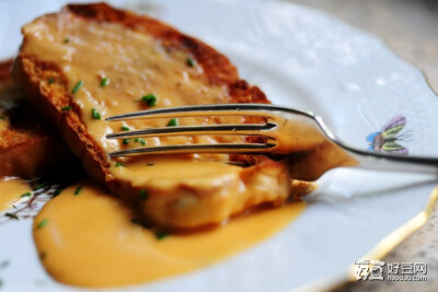 威尔士兔子”（welsh rarebit）其实与兔子关系不大，它并非以兔子作为原料烹调的菜肴。 这道菜的起源已经无从考据，但据说早在18世纪时，人们就已经开始吃这道菜了。它的做法是将奶酪、咸辣酱汁混合搅拌加热后，涂在…