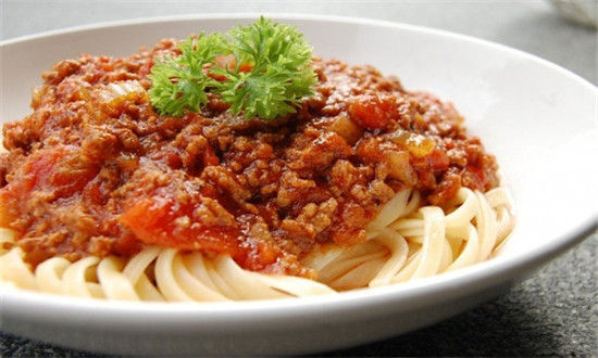 意式番茄酱细面条（Spaghetti Bolognese），虽然这道美食源自意大利，但上面铺着的蕃茄肉酱却已经形成了英国人自己独特的风味。这项调查的结果还显示，10个英国人中有6个人不需要参照食谱制作，可见英国人平日食用此种食物的频繁程度。