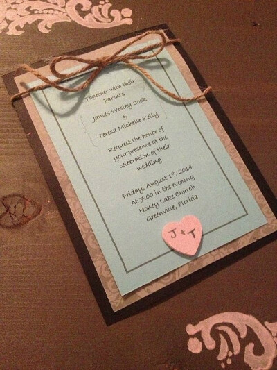 婚礼请柬（http://card.lovewith.me/）是一定要当面送到被邀请人手中的，这样才足够正式。
