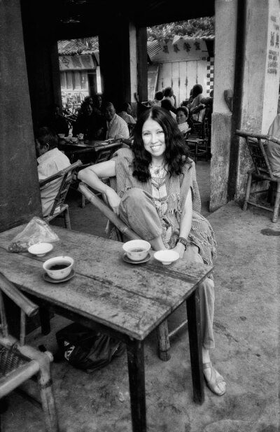 1990 年三毛来成都，肖全找到三毛要给她拍照。两个人就在成都乱逛，在一个茶馆喝茶时肖全拍了这张照片。女主角盘腿斜在茶馆的竹椅上，脸上笑成一朵花。