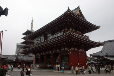 东京里面最老的寺庙，浅草观音寺，这个是中间的庙宇（在宝藏门后面），前门雷门，仲见世街