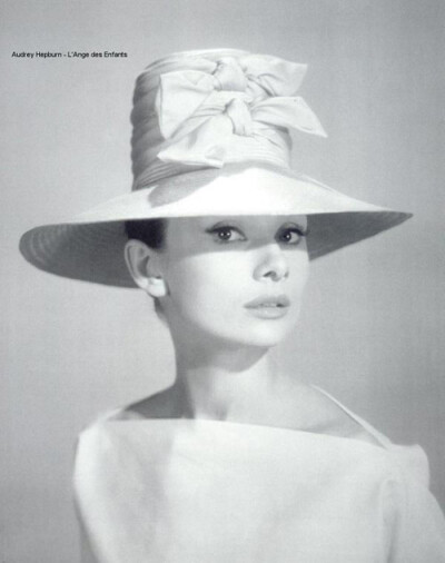 奥黛丽·赫本（Audrey Hepburn）双蝴蝶结的繁复与一字领的简约