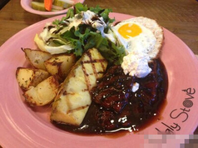 #韩国美食#Ugly Stove重視健康，每天所使用的新鲜材料都是当天清晨购入，点钟所提供的面包为每天现烤，新鲜的起司更由店家亲手制作。店里的环境也非常舒适，饮料喝完可以续杯碳酸饮料。人均1万5千韩币，地址：西桥洞…