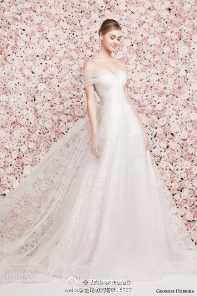 Georges Hobeika 2014春夏婚纱系列，粉色玫瑰花的背景墙为系列婚纱注入了新的浪漫主义色彩，轻盈的薄纱与淡淡的色彩之间，满足新娘们对梦幻婚纱的想象。