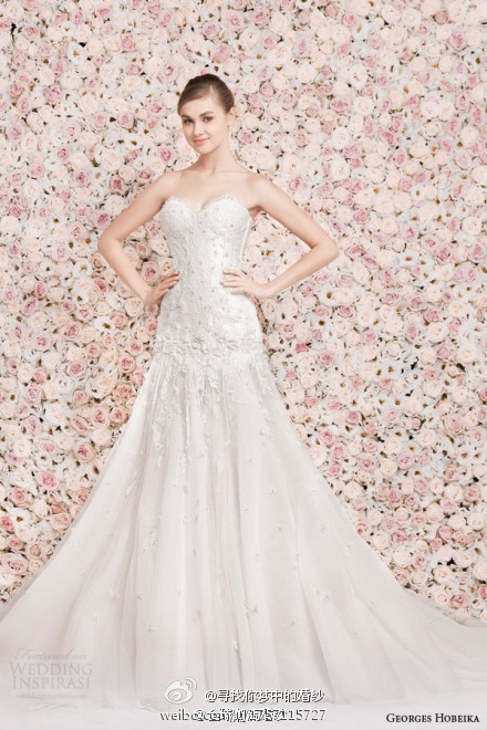 Georges Hobeika 2014春夏婚纱系列，粉色玫瑰花的背景墙为系列婚纱注入了新的浪漫主义色彩，轻盈的薄纱与淡淡的色彩之间，满足新娘们对梦幻婚纱的想象。