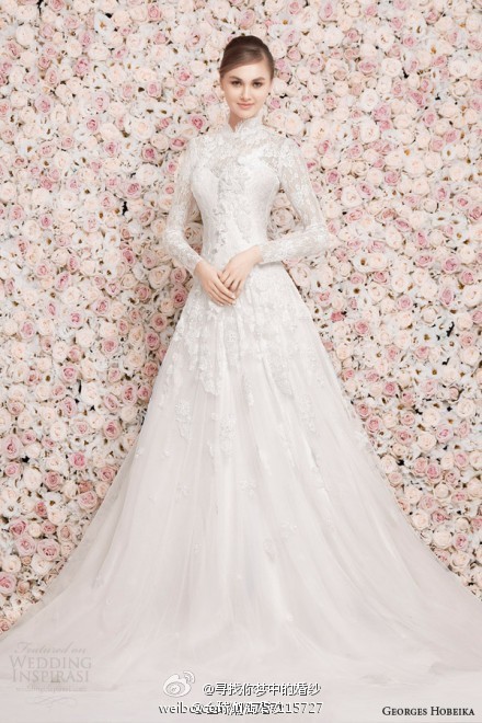 Georges Hobeika 2014春夏婚纱系列，粉色玫瑰花的背景墙为系列婚纱注入了新的浪漫主义色彩，轻盈的薄纱与淡淡的色彩之间，满足新娘们对梦幻婚纱的想象。