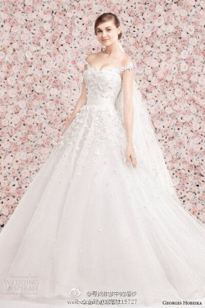 Georges Hobeika 2014春夏婚纱系列，粉色玫瑰花的背景墙为系列婚纱注入了新的浪漫主义色彩，轻盈的薄纱与淡淡的色彩之间，满足新娘们对梦幻婚纱的想象。