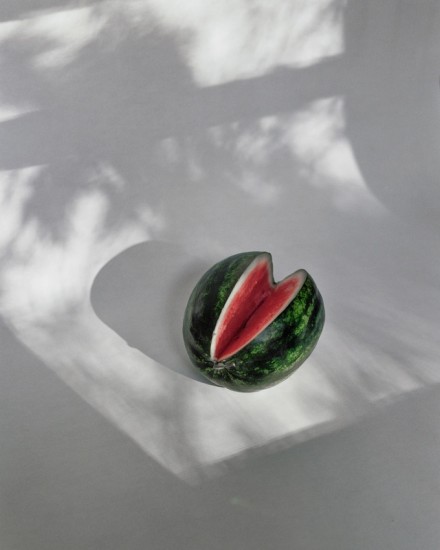  果城果事‖西瓜。蘇博,貝聿铭。看到第一張西瓜圖片時,腦子裡冒出來的第一感覺就是「蘇州博物館」。這座凝聚著貝聿铭先生對故鄉江南熱愛的建築,粉牆瓦黛中完美的詮釋了光影時空交錯之美。PS:明天是貝老生日,各大藝術官微,我最早噢,哈哈。是日聽「貝多芬f 大調第五春天小提琴奏鳴曲」http://t.cn/anJgaC