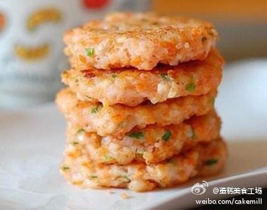 【香煎虾饼】1.胡萝卜，杏鲍菇切丝焯水，挤干水份，切成碎末。2.处理好的虾仁剁成蓉，加胡萝卜，杏鲍菇，葱花，料酒，盐，黑胡椒和糖拌匀。3.平底锅倒入少许油烧热，放入虾饼煎至两面微焦即可。