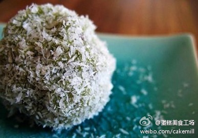 【红豆抹茶糯米糍】 1. 先把红豆馅混合了烤香的芝麻，搓成小球。2. 元宵粉，糖，抹茶，水混合好，大火蒸15分钟到半透明，中间搅动几次。 3. 稍稍凉了，双手套食品袋，沾点芝麻油，挖一块糯米团在手里，打扁，再把红豆馅放中间，包好收口搓圆，在椰子粉里滚一圈就可以了。