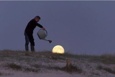 人生有时候需要勇敢一下，勇敢去爱，勇敢去恨，然后，勇敢忘记，勇敢向前。