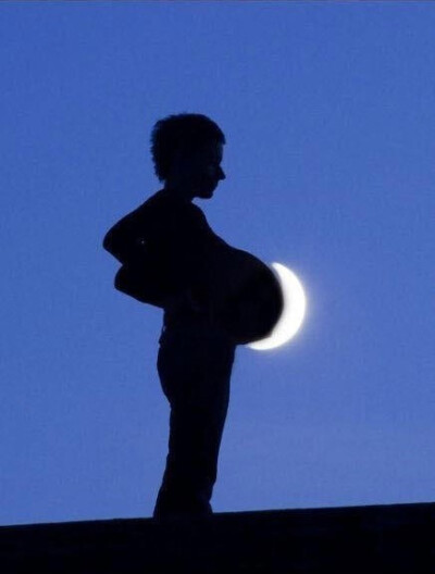 人生有时候需要勇敢一下，勇敢去爱，勇敢去恨，然后，勇敢忘记，勇敢向前。