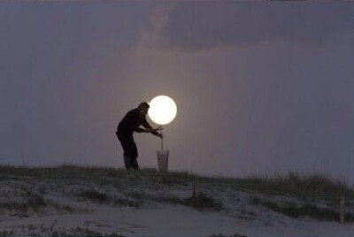 人生有时候需要勇敢一下，勇敢去爱，勇敢去恨，然后，勇敢忘记，勇敢向前。