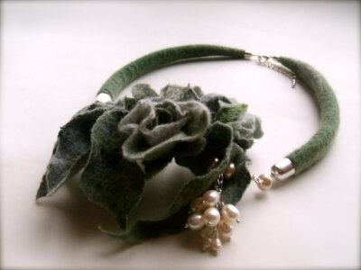 Felt necklace Roses with pearl - Handmade- Felt necklace -Floral accessories - Green/grey fowers