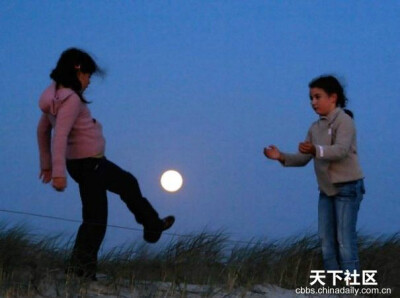 人生有时候需要勇敢一下，勇敢去爱，勇敢去恨，然后，勇敢忘记，勇敢向前。