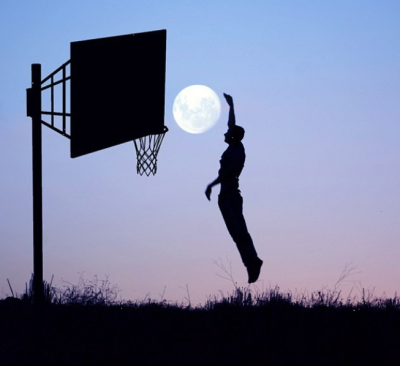 人生有时候需要勇敢一下，勇敢去爱，勇敢去恨，然后，勇敢忘记，勇敢向前。