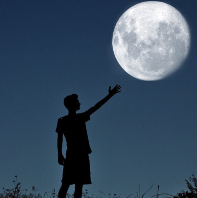 人生有时候需要勇敢一下，勇敢去爱，勇敢去恨，然后，勇敢忘记，勇敢向前。