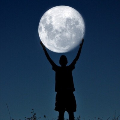 人生有时候需要勇敢一下，勇敢去爱，勇敢去恨，然后，勇敢忘记，勇敢向前。